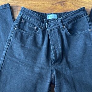 Excellent Condition Zara Women’s  black straight leg boyfriend jeans.  Runs smal